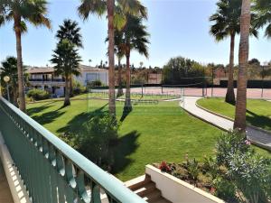 Elle comprend un balcon avec des palmiers et un parc. dans l'établissement Moradia Townhouse S Sebastião F, à Guia