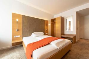 Postel nebo postele na pokoji v ubytování Hotel Gasthof Krone