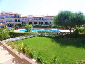 einen großen Garten mit Pool in einem Gebäude in der Unterkunft Moradia Townhouse S Sebastião F in Guia