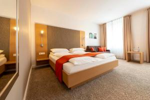 Postel nebo postele na pokoji v ubytování Hotel Gasthof Krone