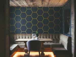 Ein Sitzbereich in der Unterkunft Boutiquehotel Blaue Burg Falkenstein
