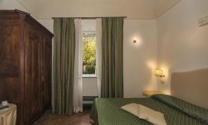 Un dormitorio con una cama verde y una ventana en Il Mattino Ha L'Oro In Bocca, en Pisa