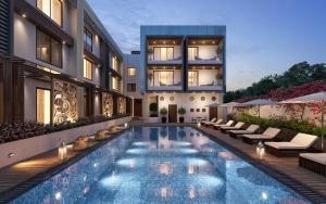 Ramada by Wyndham Gandhidham Shinay内部或周边的泳池