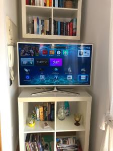 TV a/nebo společenská místnost v ubytování Aunt Antonia Beach House