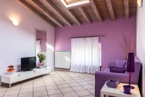 Televízia a/alebo spoločenská miestnosť v ubytovaní Flowers Apartments