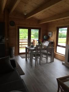 - un salon avec une table et des chaises dans une cabine dans l'établissement RedWood Lodge, à Ludlow