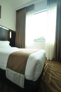Кровать или кровати в номере Dreamtel Kota Kinabalu