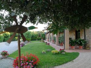 un jardin avec une sculpture d'oiseaux dans l'herbe dans l'établissement Agriturismo Il Cuscino Nel Pagliaio, à Campiglia Marittima