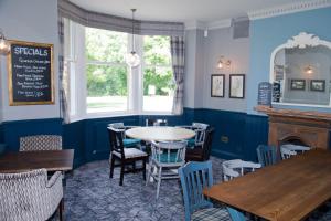 A restaurant or other place to eat at The Royal Hotel 