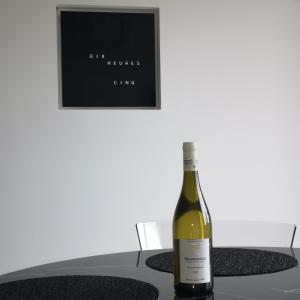 uma garrafa de vinho branco sentada numa mesa em Riverside Toulouse (Savory) em Blagnac