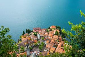 una vista aérea de una ciudad al borde del agua en Albergo Del Sole, en Varenna