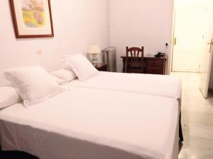 Posteľ alebo postele v izbe v ubytovaní Hotel Simon