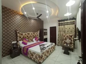 מיטה או מיטות בחדר ב-Hotel Jai Surya