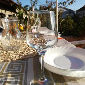 un verre de vin assis au-dessus d'une table dans l'établissement Kuća za odmor Marina, à Sutomišćica 44 autres photos
