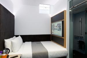 The Z Hotel Holborn tesisinde bir odada yatak veya yataklar