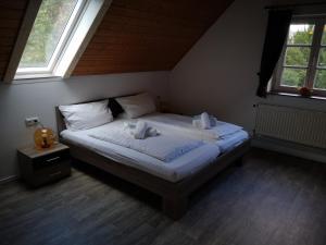 ein Bett in einem Schlafzimmer mit zwei Kissen darauf in der Unterkunft Wolfs Gasthaus in Braunschweig