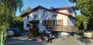 赖曼瑙-兹德鲁伊Agroturystyka Stokrotka的一栋房子前面停着一辆车