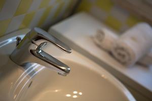 umywalka w łazience z chromowanym kranem w obiekcie Appartamento Olimpo w mieście San Benedetto del Tronto