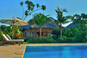Un complejo con piscina y una casa. en Villa Mawar, en Pengastulan