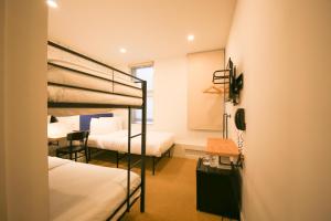 מיטה או מיטות קומותיים בחדר ב-Doxie Hotel