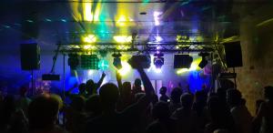 Eine Menschenmenge vor einem Konzert in der Unterkunft Camping de Maillac in Sainte-Nathalène + 137 Fotos