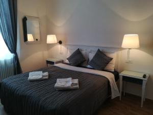 ein Hotelzimmer mit einem Bett mit Handtüchern darauf in der Unterkunft In San Frediano B&B in Florenz