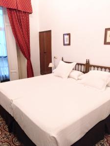 Posteľ alebo postele v izbe v ubytovaní Hotel Simon