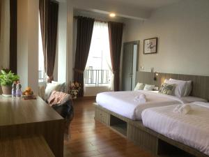 ein Hotelzimmer mit 2 Betten und einem Fenster in der Unterkunft 2N Residence in Siem Reap