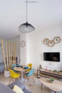 TV a/nebo společenská místnost v ubytování Suites Lumbreras