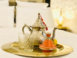 Set per la preparazione di tè e caffè presso Maison Chafia Boutique Hôtel & Spa