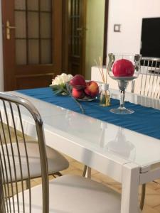 a table with a bowl of fruit on top of it at Il Gatto sulla Luna, ai piedi delle Langhe in Narzole