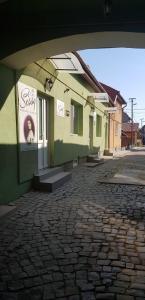 a building with a sign on the side of it at Sissy Vendégház in Târgu Secuiesc