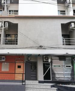 een gebouw met een open deur in een straat bij Hoft Hotel in Bangkok