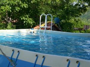 una piscina con fontana di B&B NATURISTA Raggio di sole a Cortazzone