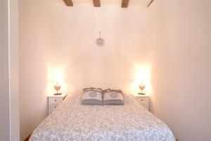 una camera da letto con un letto con due lampade sopra di Les Tanneurs - Colmar Hyper Centre a Colmar