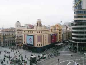 duży budynek w mieście z ludźmi na ulicy w obiekcie Hostal Continental w Madrycie
