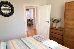 Łóżko lub łóżka w pokoju w obiekcie Apartament Nowowiejskiego