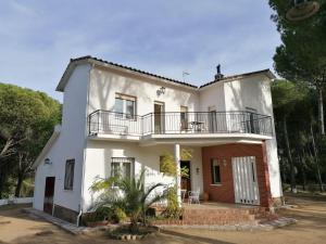 a large white house with a balcony at Viña Concepción in Andújar