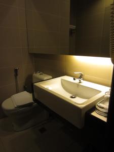 Koupelna v ubytování D Hotel