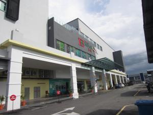 un gran edificio blanco con aparcamiento en D Hotel en Seri Iskandar