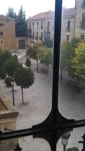 uma vista para um pátio a partir de uma janela em Casa Turística Plaza del Conde em Ciudad-Rodrigo