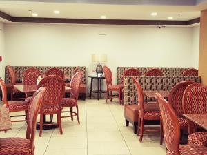 Posezení v ubytování Travelodge by Wyndham Fort Wayne North