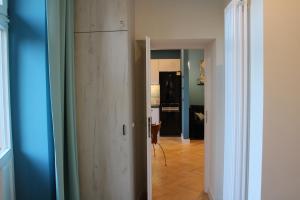 Telewizja i/lub zestaw kina domowego w obiekcie Dominican Square by Hashtag Apartments