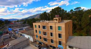 une vue de tête sur une ville avec un bâtiment dans l'établissement Hotel Del River, à Hacienda Carriona