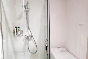 łazienka z prysznicem i szklanymi drzwiami w obiekcie Apartament Nowowiejskiego w mieście Częstochowa