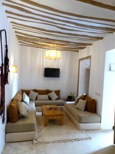 un soggiorno con un divano e un tavolo di Riad Bamboo Suites & Spa a Marrakech