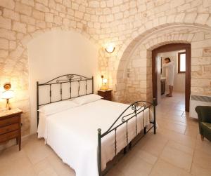 A bed or beds in a room at Masseria Madonna dell'Arco Agriturismo