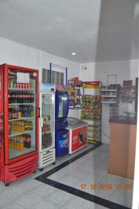 una tienda con una nevera roja y una máquina de refrescos en Hotel Pachuca Inn, en Pachuca de Soto