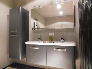 La salle de bains est pourvue d'un lavabo et d'un miroir. dans l'établissement Meuse View, à Huy