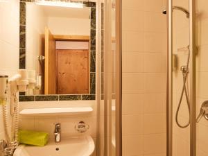 Koupelna v ubytování Haus Lenz + 26 fotografií